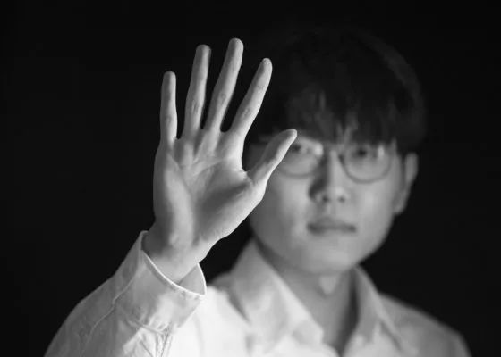 《盗墓笔记》由李仁港执导，井柏然、鹿晗、王景春、马思纯等主演。